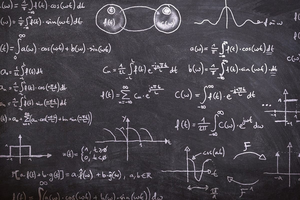 Pizarra llena de fórmulas matemáticas