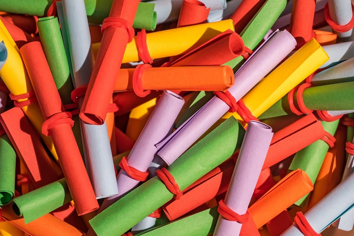 Montón de papeletas de sorteo enrolladas de colores