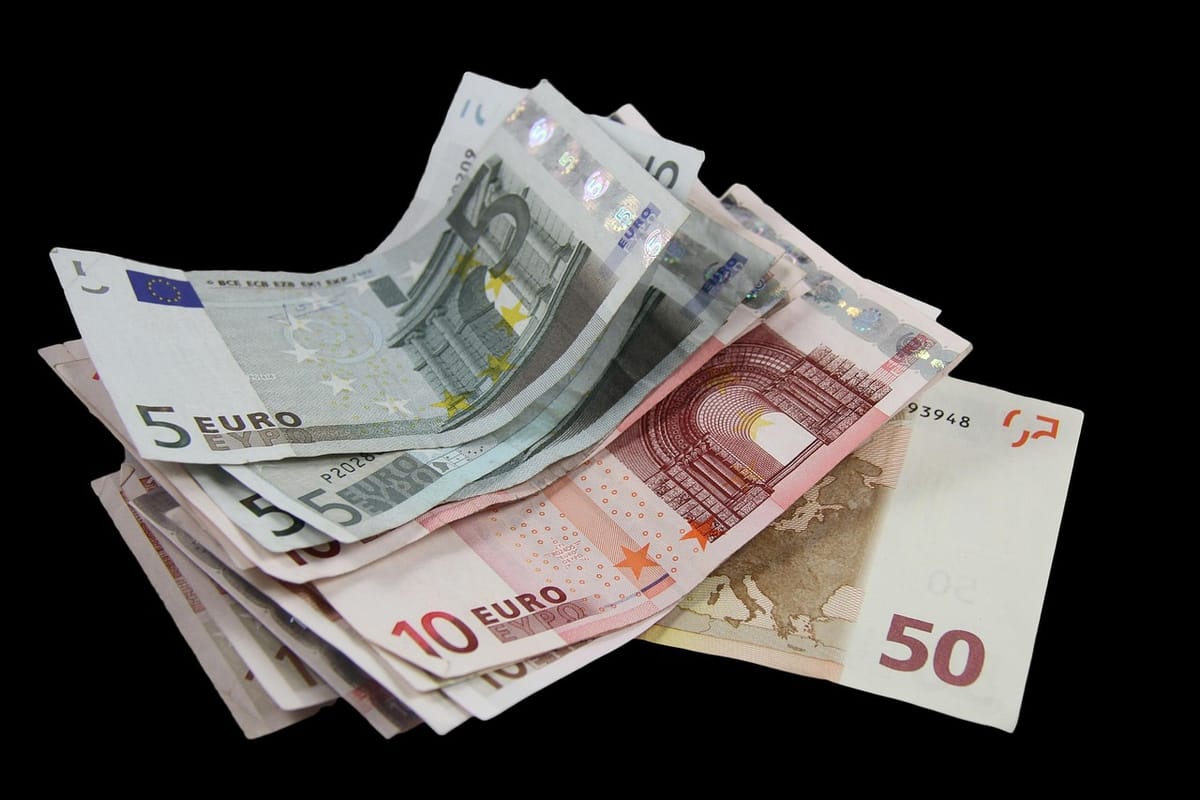 Billetes de euro de 5, 10 y 50 sobre fondo negro
